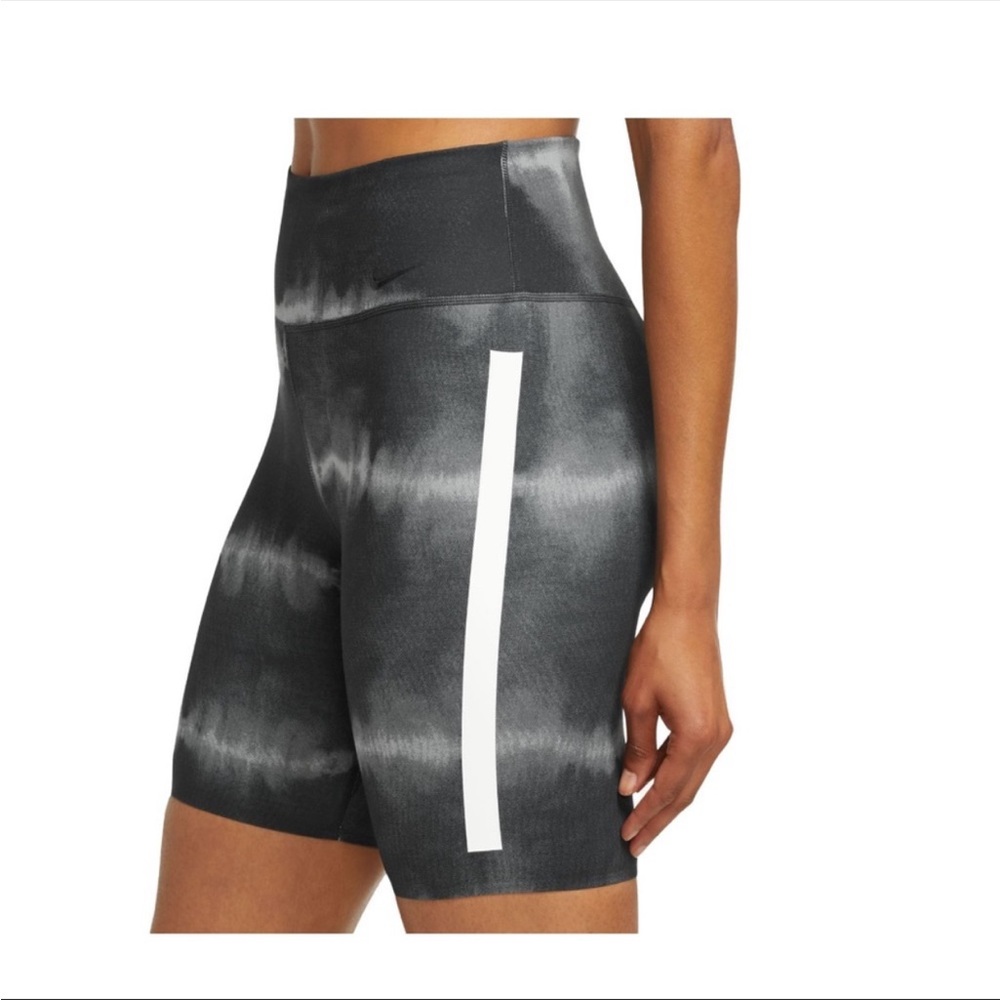Nike women's one luxe dri fit 7" mid-rise printed training shorts